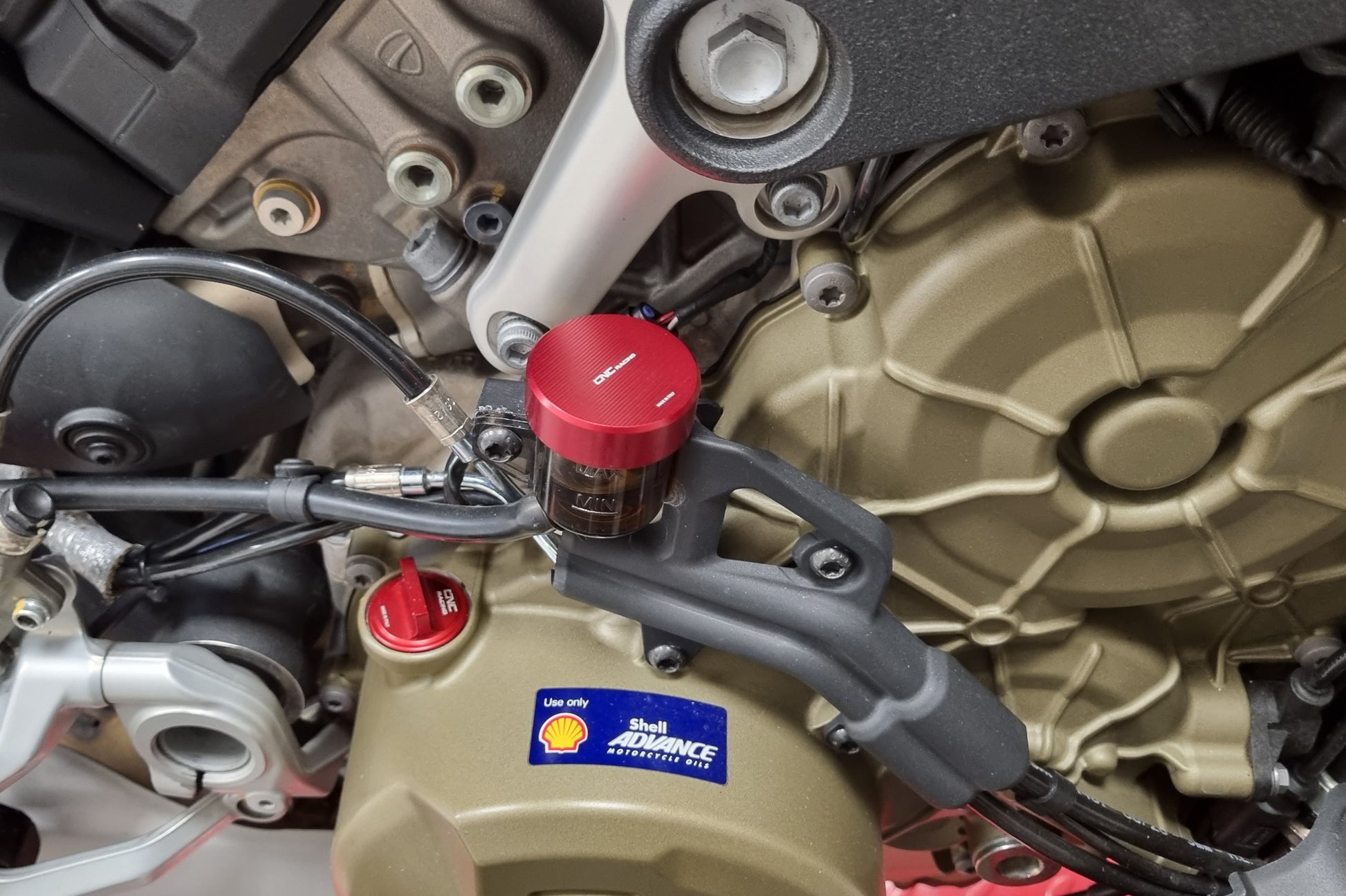 CNC Racing olievuldop TA131 rood – gemonteerd naast CNC Racing remvloeistofreservoir