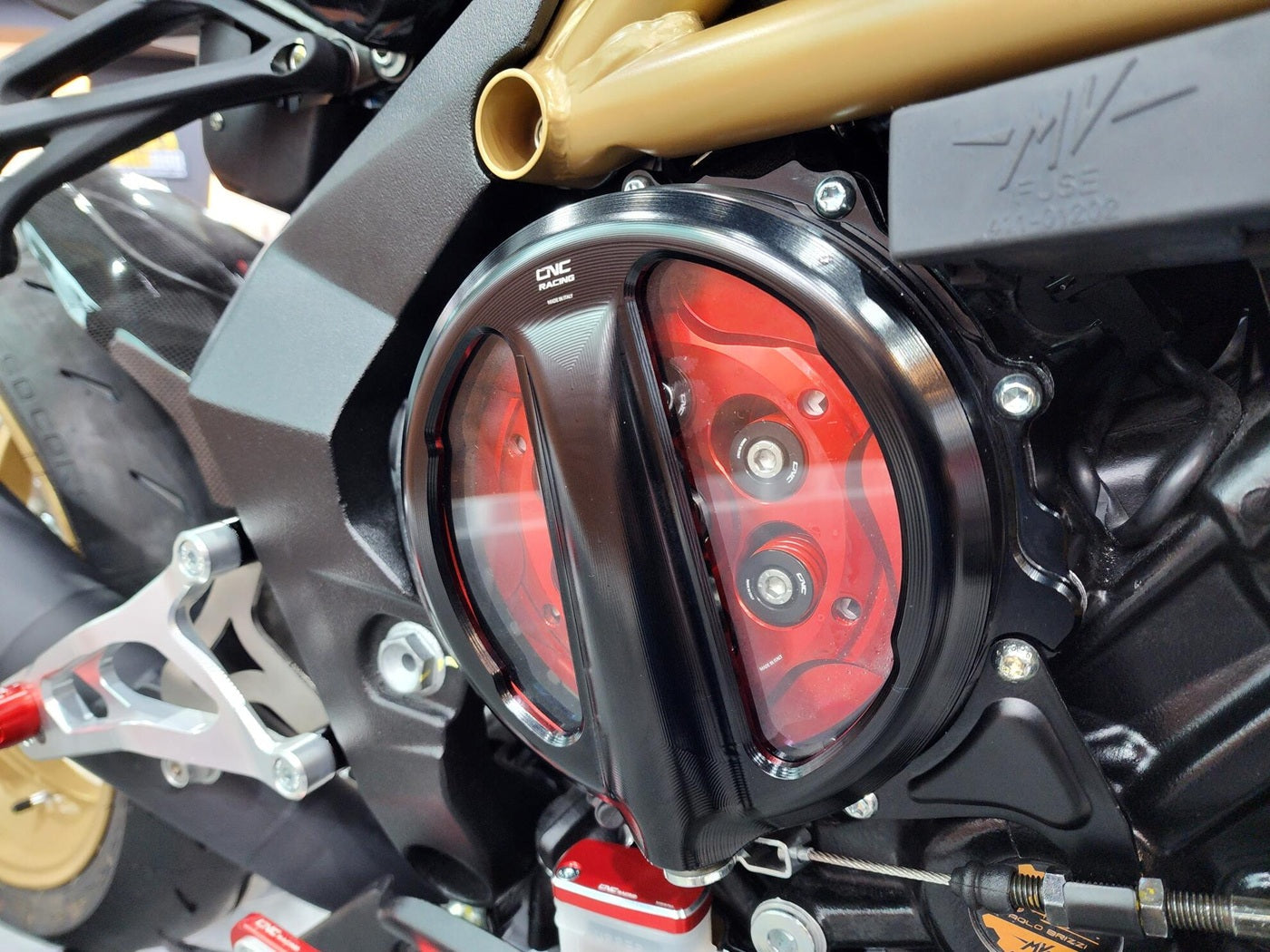 Two-Tone achterrem remvloeistof reservoir deksel 'Bicolore' MV Agusta Brutale 800 (2016-2017) gemonteerd in rood-zilver achter open koppeling