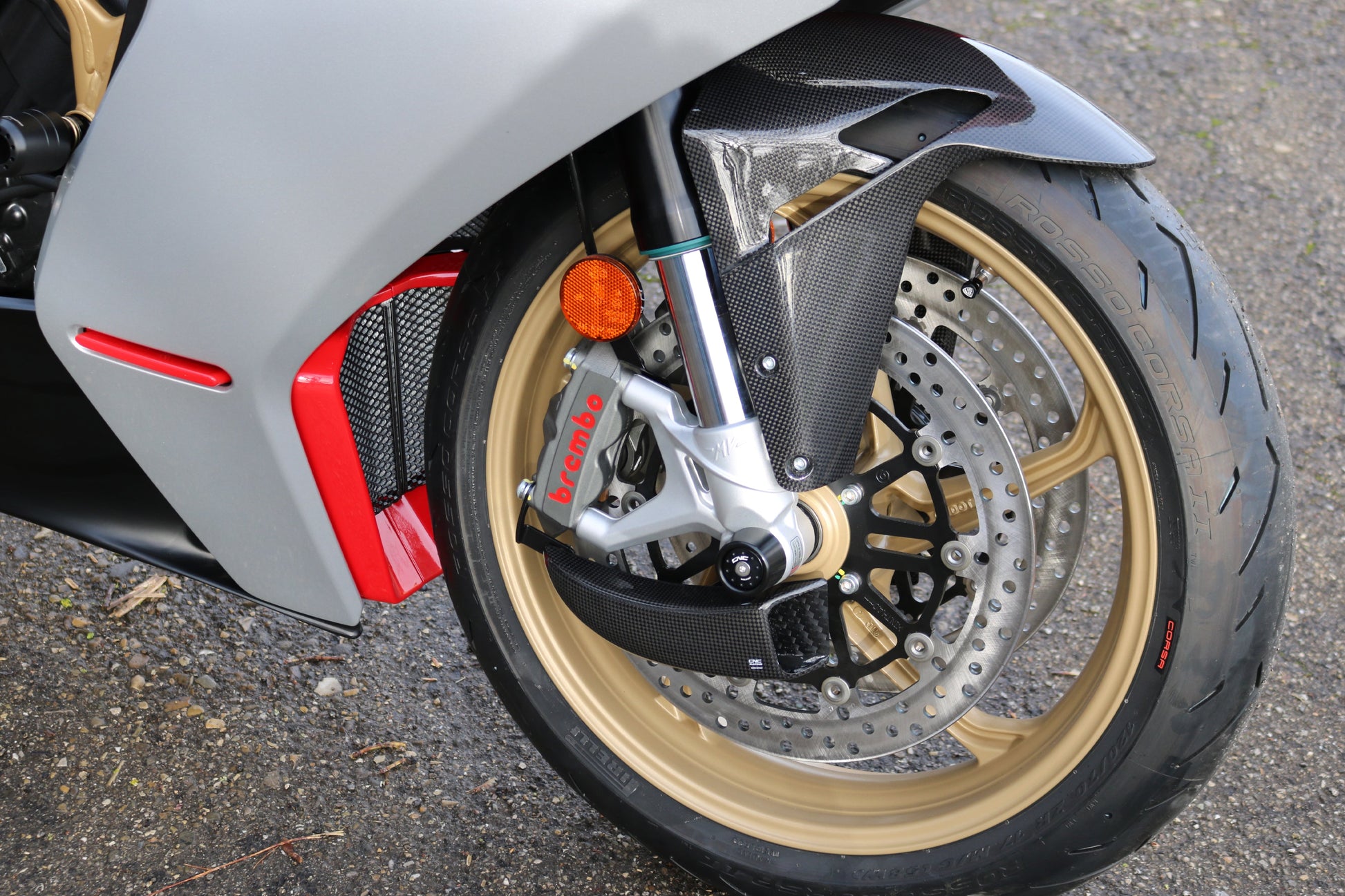 GP Remklauw koeling luchtgeleider set carbon Ducati Monster 1200 25 Anniversario (2020) glanzend carbon gemonteerd op MV Agusta ter voorbeeld