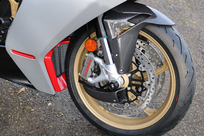 GP Remklauw koeling luchtgeleider set carbon Triumph Street Triple R (2020-2022) glanzend carbon gemonteerd op MV Agusta ter voorbeeld