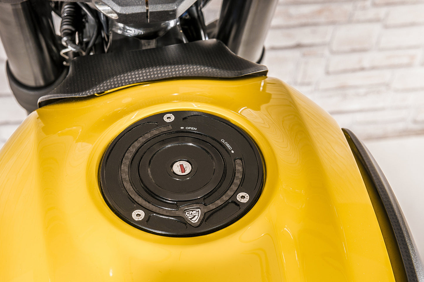 Kern met slot voor CNC Racing tankdop - Yamaha MT-09 Street Rally (2015-2016) zwart gemonteerd in zwarte tankdop