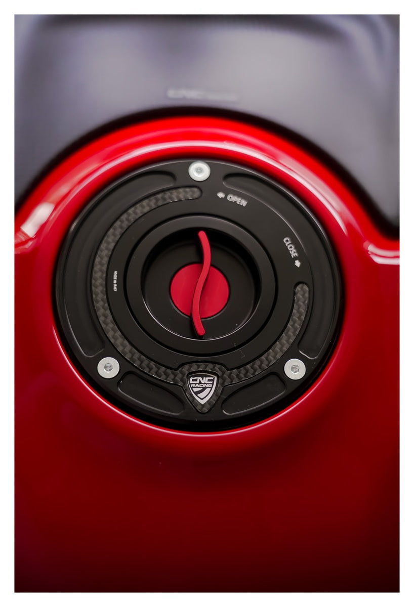 Tankdop buitenrand Carbonio Aprilia Tuono V4 1100 Factory (2017-2020) gemonteerd zwart met rode kern kleuren zwart rood en goud