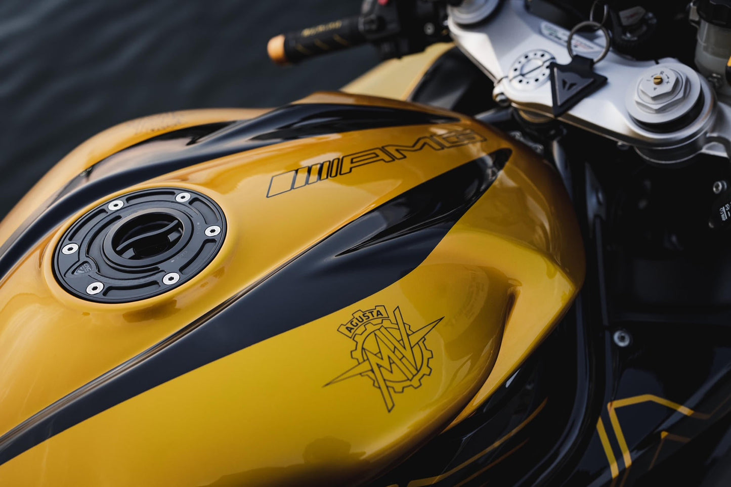 Tankdop buitenrand Carbonio Triumph Speed Triple 1050 (2016-2018) zwart gemonteerd