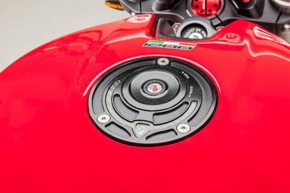 Kern met slot voor CNC Racing tankdop - Ducati Streetfighter V4 Lamborghini (2023+) zwart gemonteerd in rode tankdop
