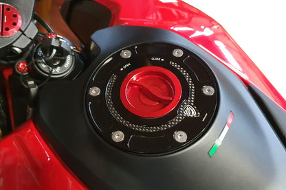 Snelsluiter kern voor CNC Racing tankdop Aprilia Tuono V4 1100 Factory (2017-2020) rood gemonteerd in zwarte tankdop detailfoto