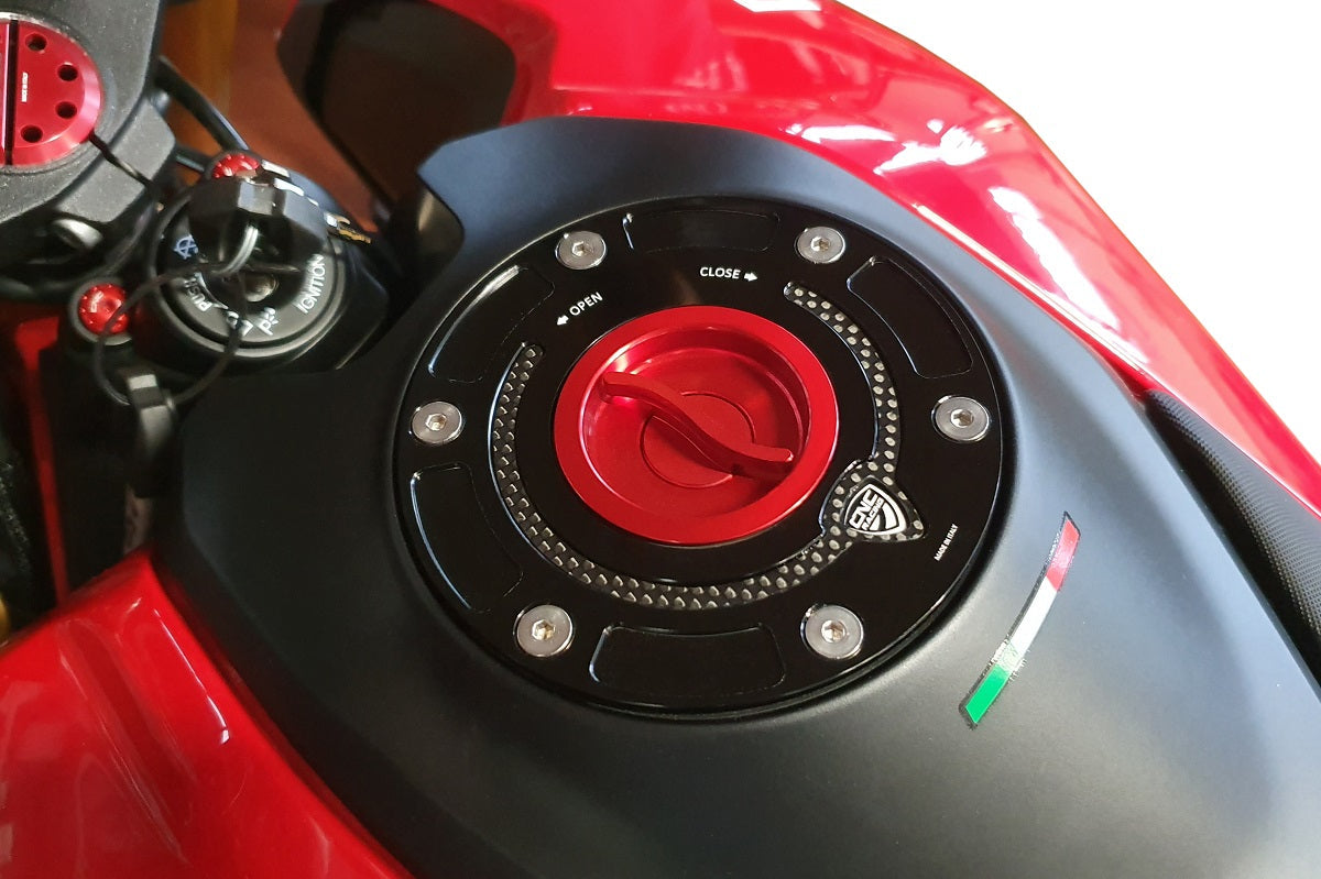 Snelsluiter kern voor CNC Racing tankdop Ducati Panigale V2 Bayliss 1st Champion 20th Anniversary (2022+) rood gemonteerd in zwarte tankdop detailfoto
