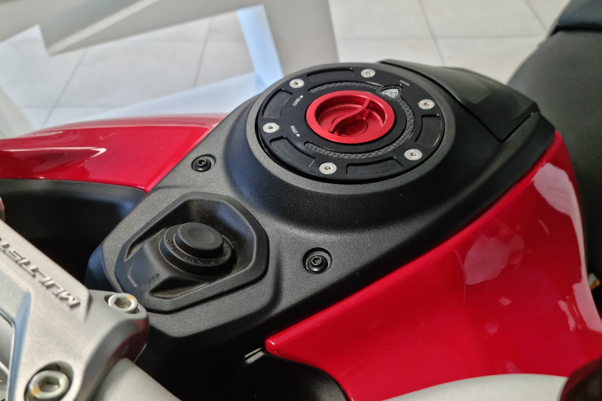Snelsluiter kern voor CNC Racing tankdop Aprilia Caponord ETV1000 (2002-2007) gemonteerd in tankdop Carbonio afgebeeld op Multistrada