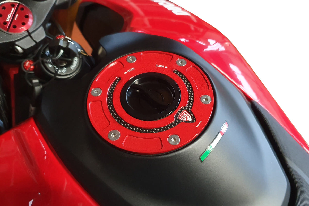 Carbon tankdop buitenrand Ducati Multistrada V4 S Sport (2021+) gemonteerd in rood met zwarte kern