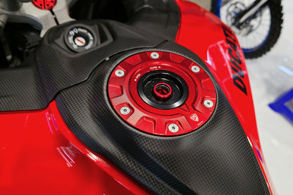 Fast Key kern voor CNC Racing tankdop Suzuki GSX-S750Z (2018-2021) zwart-rood gemonteerd in rode tankdop