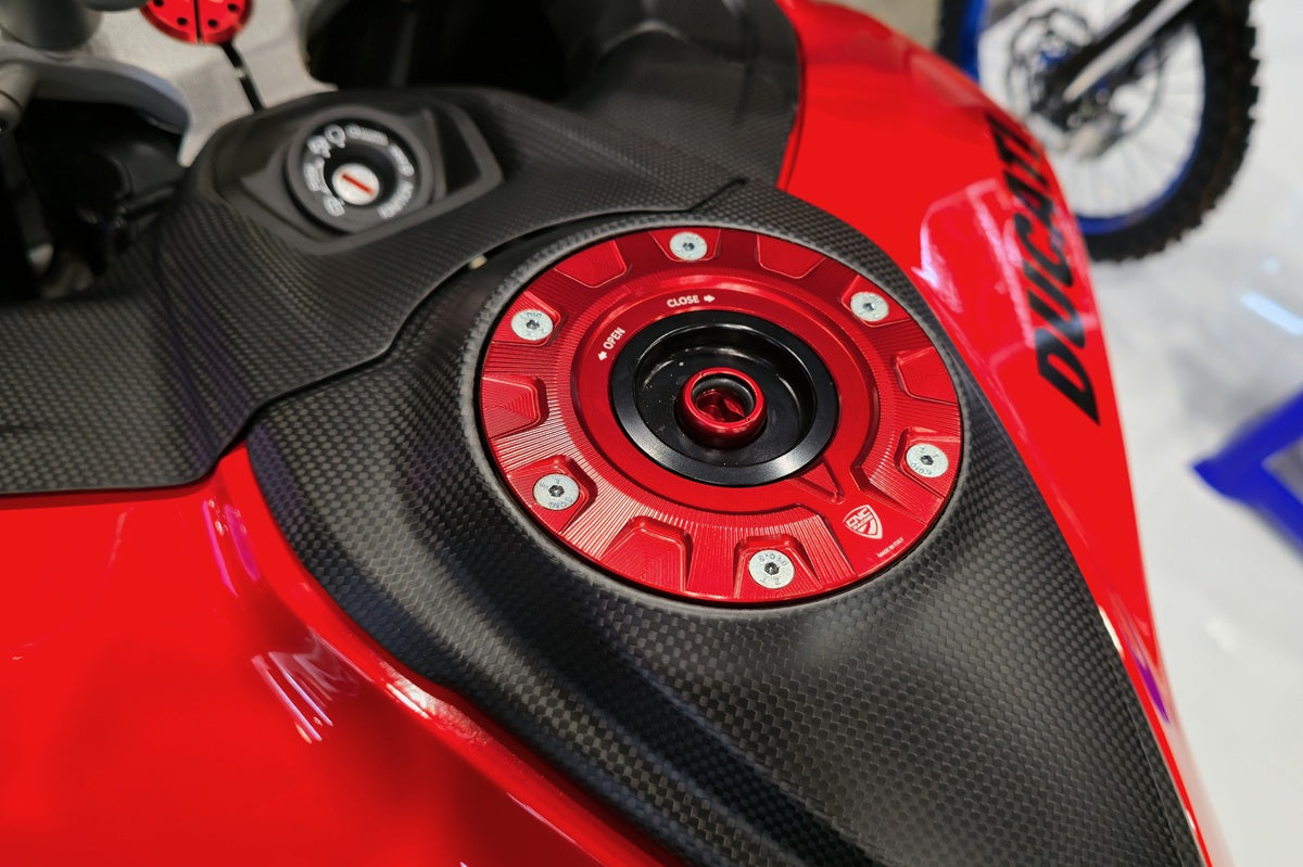 Fast Key kern voor CNC Racing tankdop Aprilia RSV1000 Factory (2006-2010) zwart-rood gemonteerd in rode tankdop