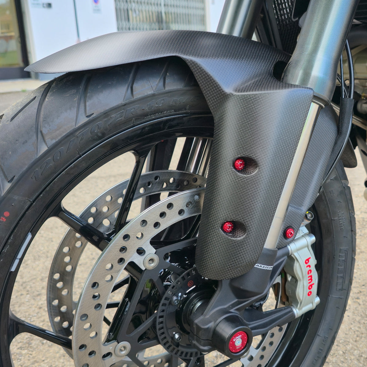 ZA350Y carbon voorspatbord Multistrada V4 met rode boutenset KV471R links