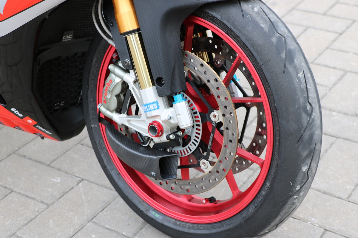 GP Remklauw koeling luchtgeleider set carbon Aprilia Tuono V4 Factory (2021+) mat carbon gemonteerd op Aprilia Tuono V4 ter voorbeeld