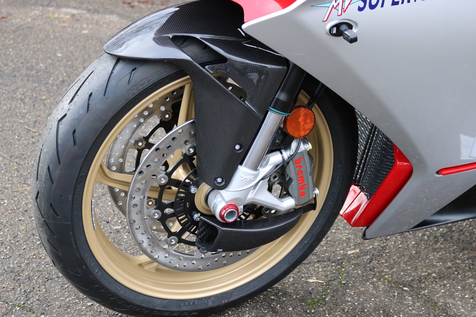 GP Remklauw koeling luchtgeleider set carbon Ducati Monster 1200 25 Anniversario (2020) glanzend carbon gemonteerd op MV Agusta ter voorbeeld