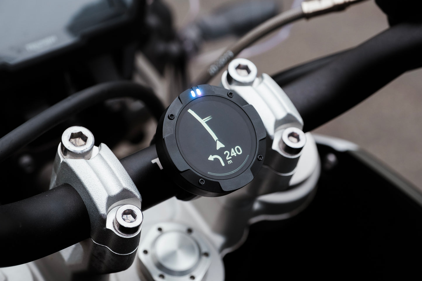 Beeline Moto 2 navigatiesysteem gemonteerd gemonteerd op motorstuur
