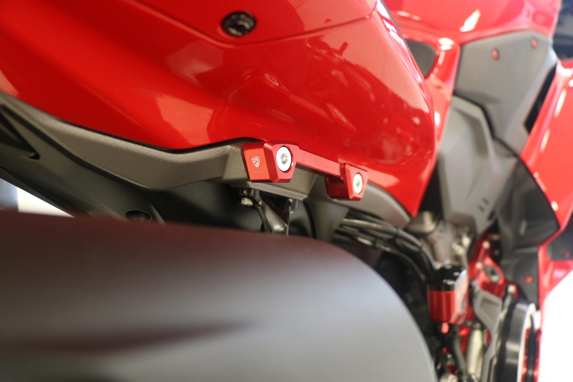 CNC Racing duosteun vervangers & bagagehaken Ducati Panigale V2 MM93 (2026)